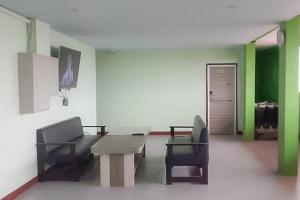 Area tempat duduk di Guest House Anak Raja Pangkalan Bun Syariah Mitra RedDoorz