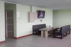TV a/nebo společenská místnost v ubytování Guest House Anak Raja Pangkalan Bun Syariah Mitra RedDoorz