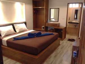 1 dormitorio con 1 cama con 2 almohadas azules en Nid's Bungalows, en Chaweng