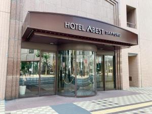 札幌的住宿－Hotel Abest Sapporo，大楼前的酒店资产札幌标志