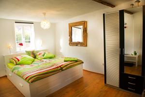 Ein Bett oder Betten in einem Zimmer der Unterkunft Ferienwohnung Goslar Runenhaus