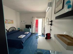 una camera con un letto e un tavolo di Villa Azzurra a Conca Specchiulla
