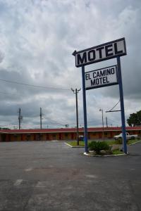 znak motelu na parkingu przed motelem w obiekcie El Camino Motel w mieście Beeville