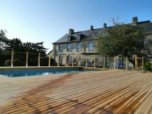 Piscina de la sau aproape de Bed & Breakfast Chateau Les Cèdres