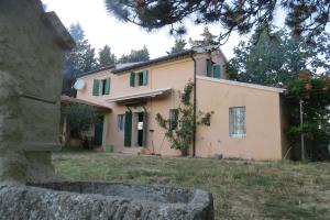 una casa con persiane verdi e un cortile di BeBrettino Atipico. Un into the wild tranquillo a Trebbiantico