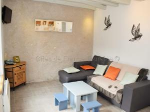 ein Wohnzimmer mit einem Sofa und einem Tisch in der Unterkunft Gîte Limeray, 3 pièces, 4 personnes - FR-1-381-154 in Limeray