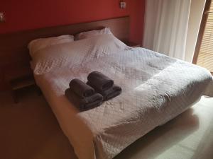 uma cama com duas toalhas em cima em Apartman Adel em Veľká Lomnica
