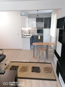 Kitchen o kitchenette sa Апартамент Рая