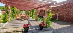 un patio avec des tables et des fleurs dans un bâtiment dans l'établissement Noclegi Szymrych, à Chełmsko Śląskie