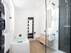 a bathroom with a toilet and a sink and a shower at Landhaus Amelinghausen Ferienwohnung in Amelinghausen