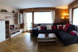 uma sala de estar com um sofá e uma mesa em 4 Valleys- Charming apartment 6 people 150m from the gondolas em Nendaz