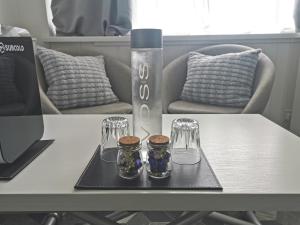 stół z dwoma kieliszkami i butelką wody w obiekcie Number 6 w mieście St Austell