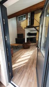 FACTORY في نوجو سور سين: اطلالة غرفة المعيشة من باب زجاجي منزلق