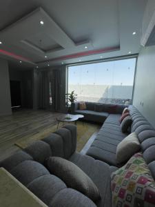 شاليهات البارو في جدة: غرفة معيشة بها كنب ونافذة كبيرة