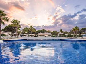 Bazén v ubytování Mövenpick Hotel Lalez Durres nebo v jeho okolí