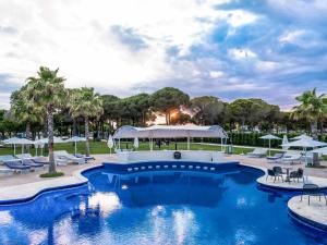 Bazén v ubytování Mövenpick Hotel Lalez Durres nebo v jeho okolí