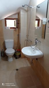 bagno con lavandino bianco e servizi igienici di DESI HOUSE 101 Cozy Studio Nessebar a Nesebar