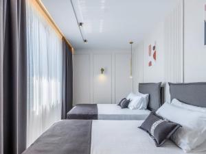 Postel nebo postele na pokoji v ubytování Mövenpick Hotel Lalez Durres