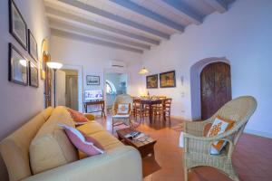 een woonkamer met een bank, stoelen en een tafel bij Villa Faccioli Limone With Shared Pool in Colognola ai Colli