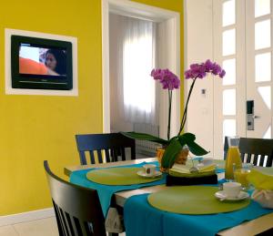 卡瓦利诺Junior Depandance的一间用餐室,配有一张带蓝桌布的桌子