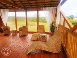 a screened in porch with wicker chairs and a table at Słonecznikowe Wzgórze in Debina +12 photos