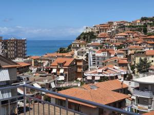 - Vistas a una ciudad con casas y al océano en maison jolie, en Agropoli