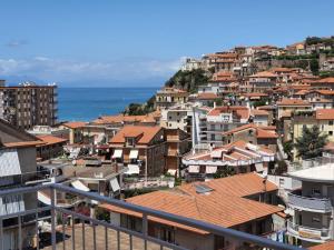 a view of a city with houses and the ocean at maison jolie - Agropoli da vivere- in Agropoli