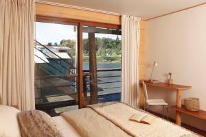 Postel nebo postele na pokoji v ubytování Palafito 1326 Hotel Boutique Chiloé