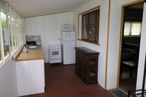 een keuken met een witte koelkast en een fornuis bij Gîtes du Franc Rosier in Rigny-Ussé