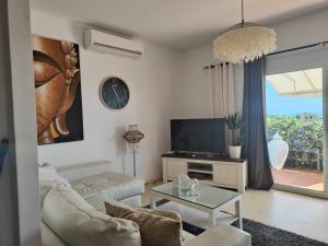 uma sala de estar com um sofá e uma televisão em Duende Marbella em Marbella
