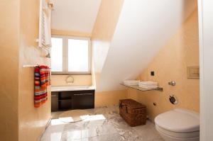 a bathroom with a toilet and a sink at City Lux Apartment in der Stadt in Freiburg im Breisgau