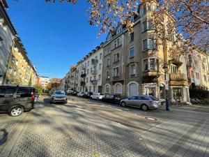 El barrio en el que está el departamento o un barrio cercano