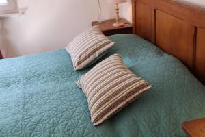 two pillows sitting on top of a bed at Le Vent d'Ange in Zellenberg