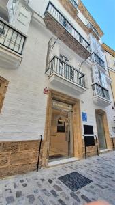 a building with a door and a balcony at Casual con Duende Cadiz in Cádiz