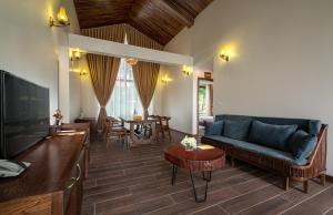 Khu vực ghế ngồi tại Bai Dinh Riverside Resort & Spa