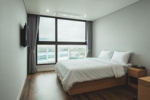 Postel nebo postele na pokoji v ubytování Aroomi Hotel Hyupjae