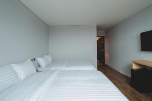 Postel nebo postele na pokoji v ubytování Aroomi Hotel Hyupjae