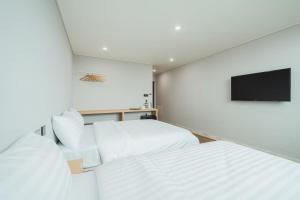Postel nebo postele na pokoji v ubytování Aroomi Hotel Hyupjae
