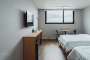 Postel nebo postele na pokoji v ubytování Aroomi Hotel Hyupjae