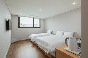 Postel nebo postele na pokoji v ubytování Aroomi Hotel Hyupjae