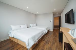 Postel nebo postele na pokoji v ubytování Aroomi Hotel Hyupjae