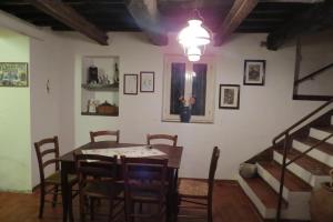 una sala da pranzo con tavolo, sedie e scala di BeBrettino Atipico. Un into the wild tranquillo a Trebbiantico