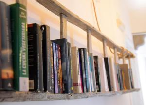 una fila de libros sentados en un estante en LìRìcordi, en Isola del Liri