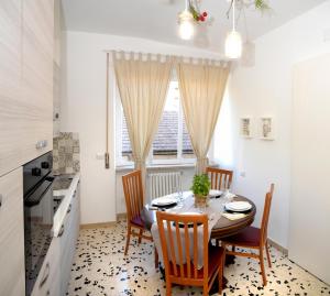 a kitchen and dining room with a table and chairs at LìRìcordi in Isola del Liri