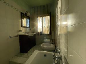 łazienka z wanną, toaletą i umywalką w obiekcie Dimora Villa Agreste w mieście Castilenti