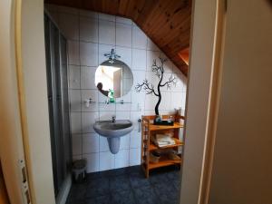 Koupelna v ubytování Gästehaus Moselblick