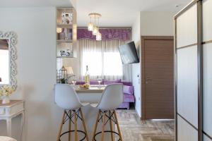 Kuchyň nebo kuchyňský kout v ubytování Elimia Suites & Studios