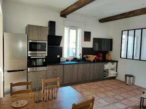 Albias的住宿－Domaine de Montels，厨房配有木制橱柜和桌椅
