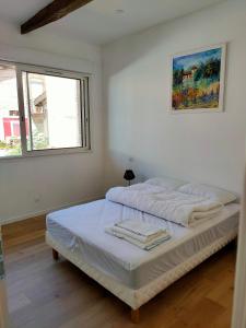 Domaine de Montels في Albias: غرفة نوم بيضاء مع سرير في غرفة