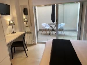 Televízia a/alebo spoločenská miestnosť v ubytovaní Hostal Somnis